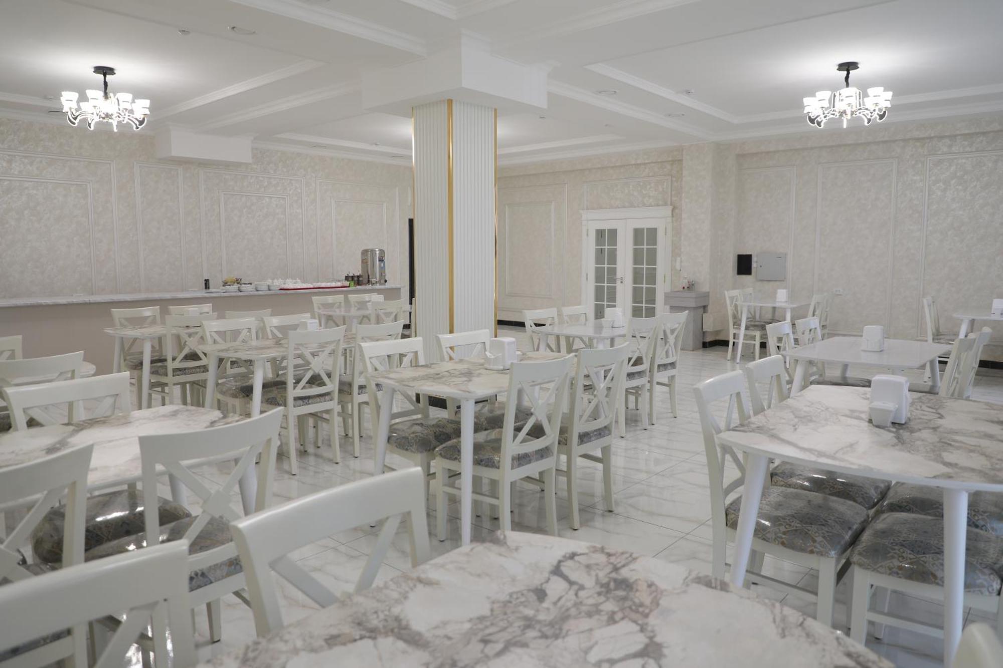 Status Hotel Qarshi Exterior foto