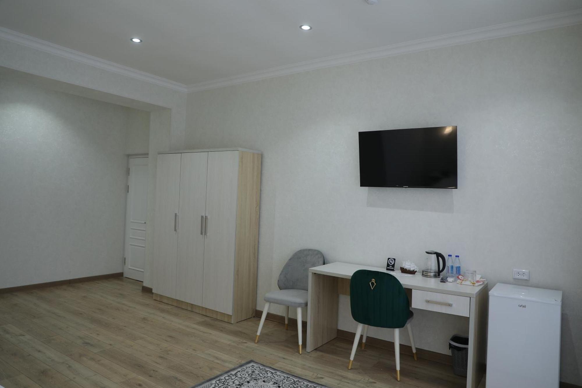 Status Hotel Qarshi Exterior foto