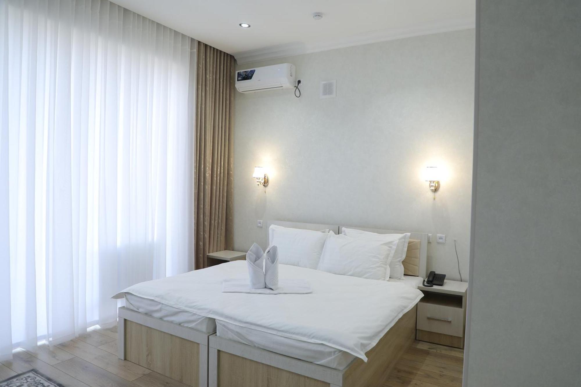 Status Hotel Qarshi Exterior foto