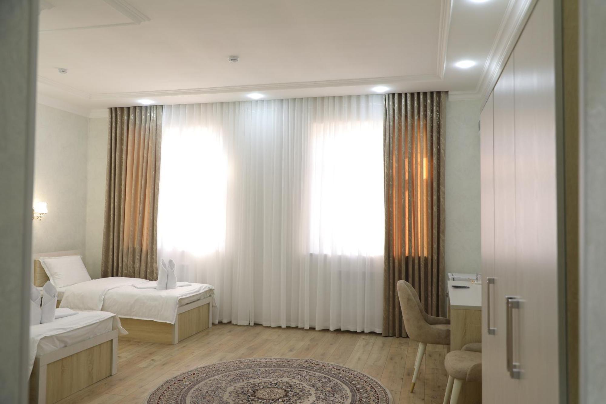 Status Hotel Qarshi Exterior foto