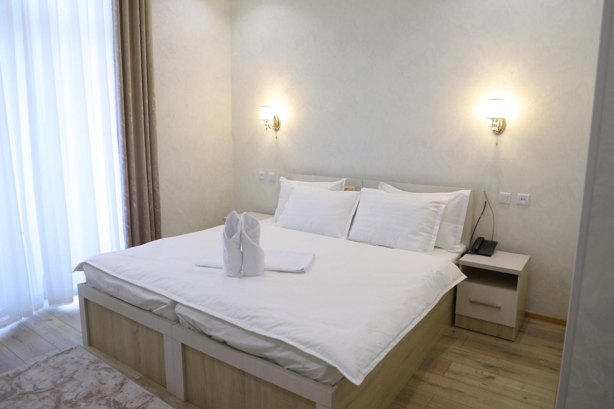 Status Hotel Qarshi Exterior foto